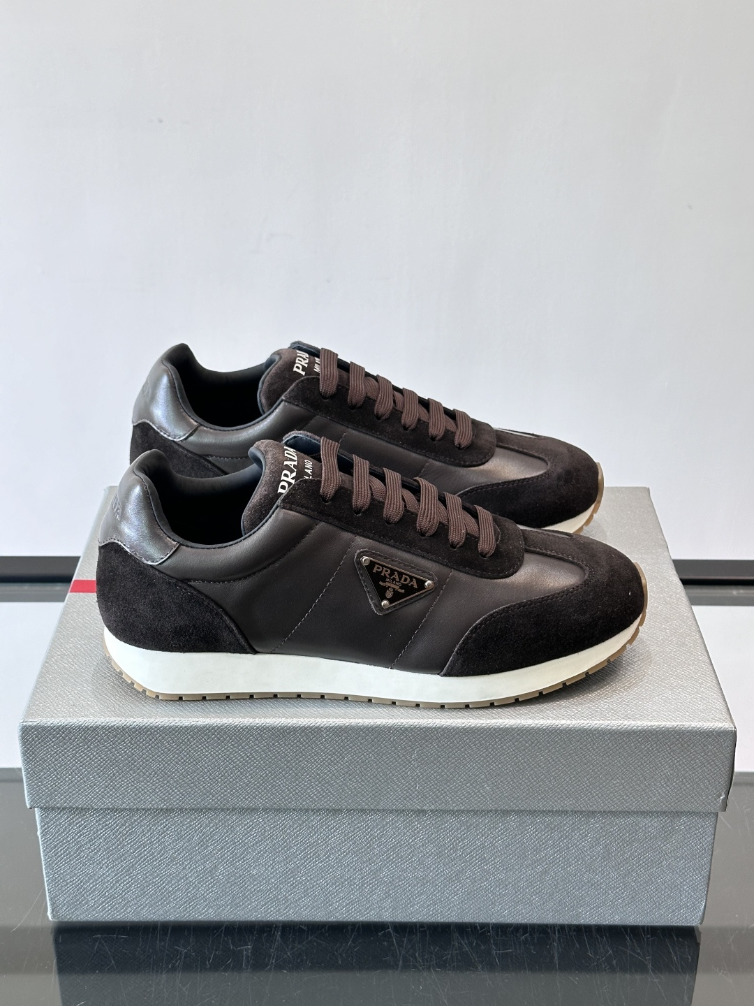 프라다(PRADA) 스웨이드 믹스 골드 로고 스니커즈 신발