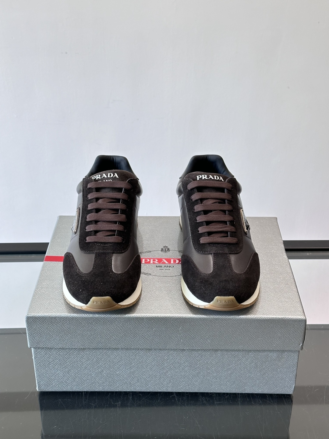 프라다(PRADA) 스웨이드 믹스 골드 로고 스니커즈 신발