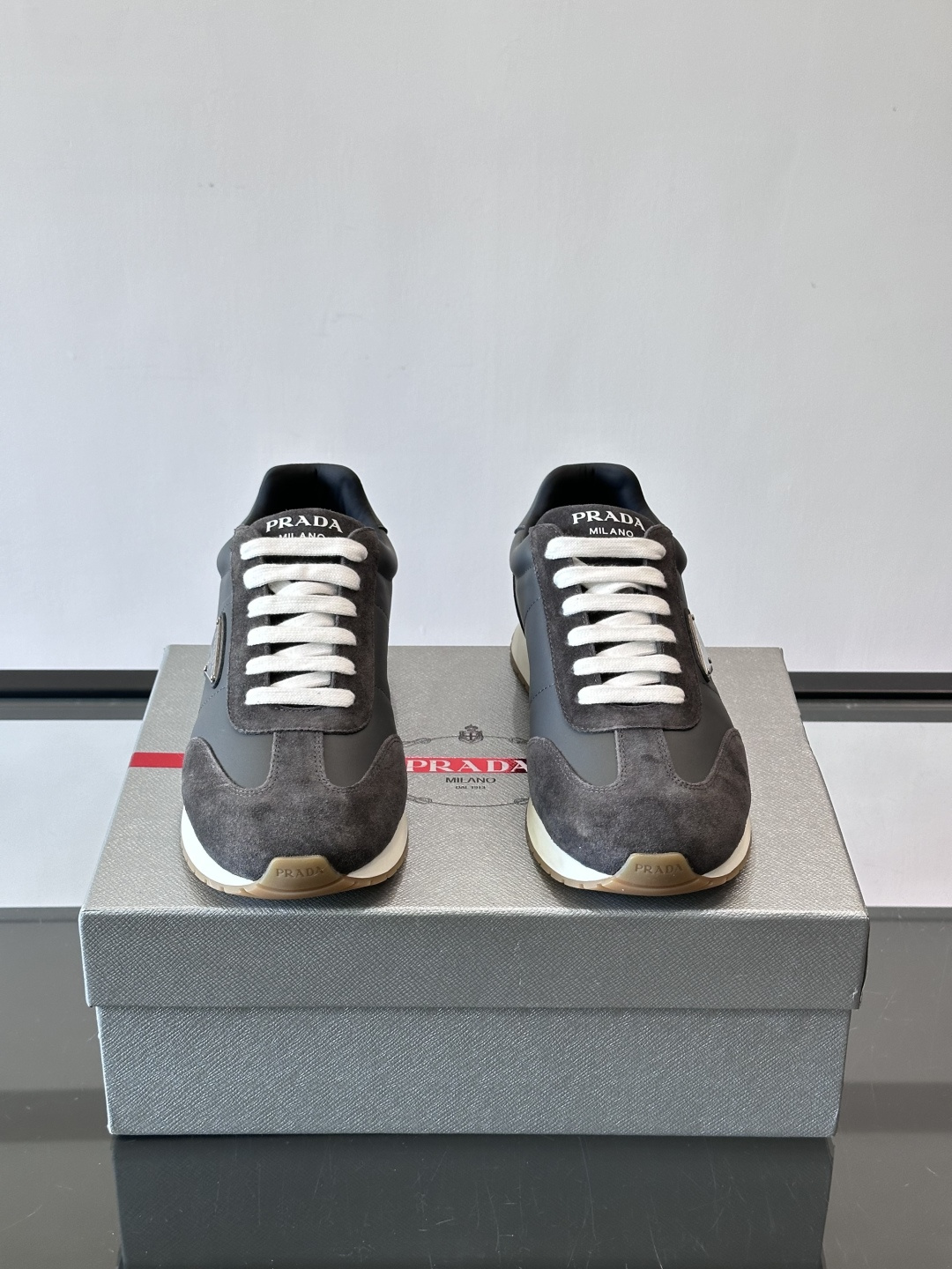 프라다(PRADA) 스웨이드 믹스 골드 로고 스니커즈 신발