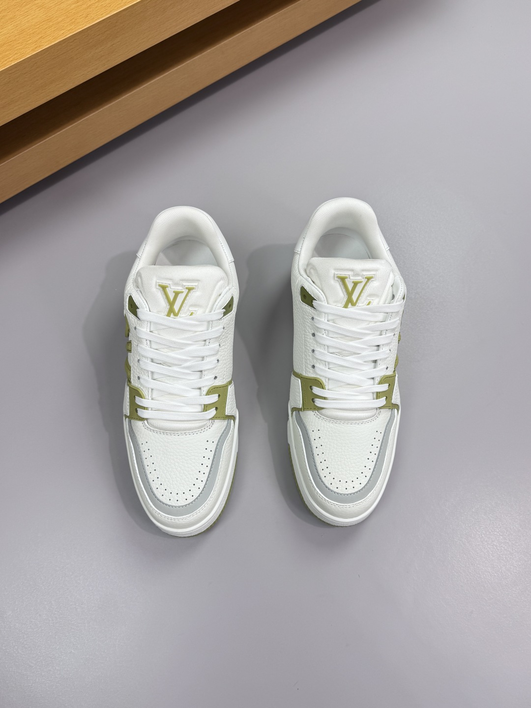 루이비통(LV) 리치 카프스킨 & 로고 스니커즈 신발