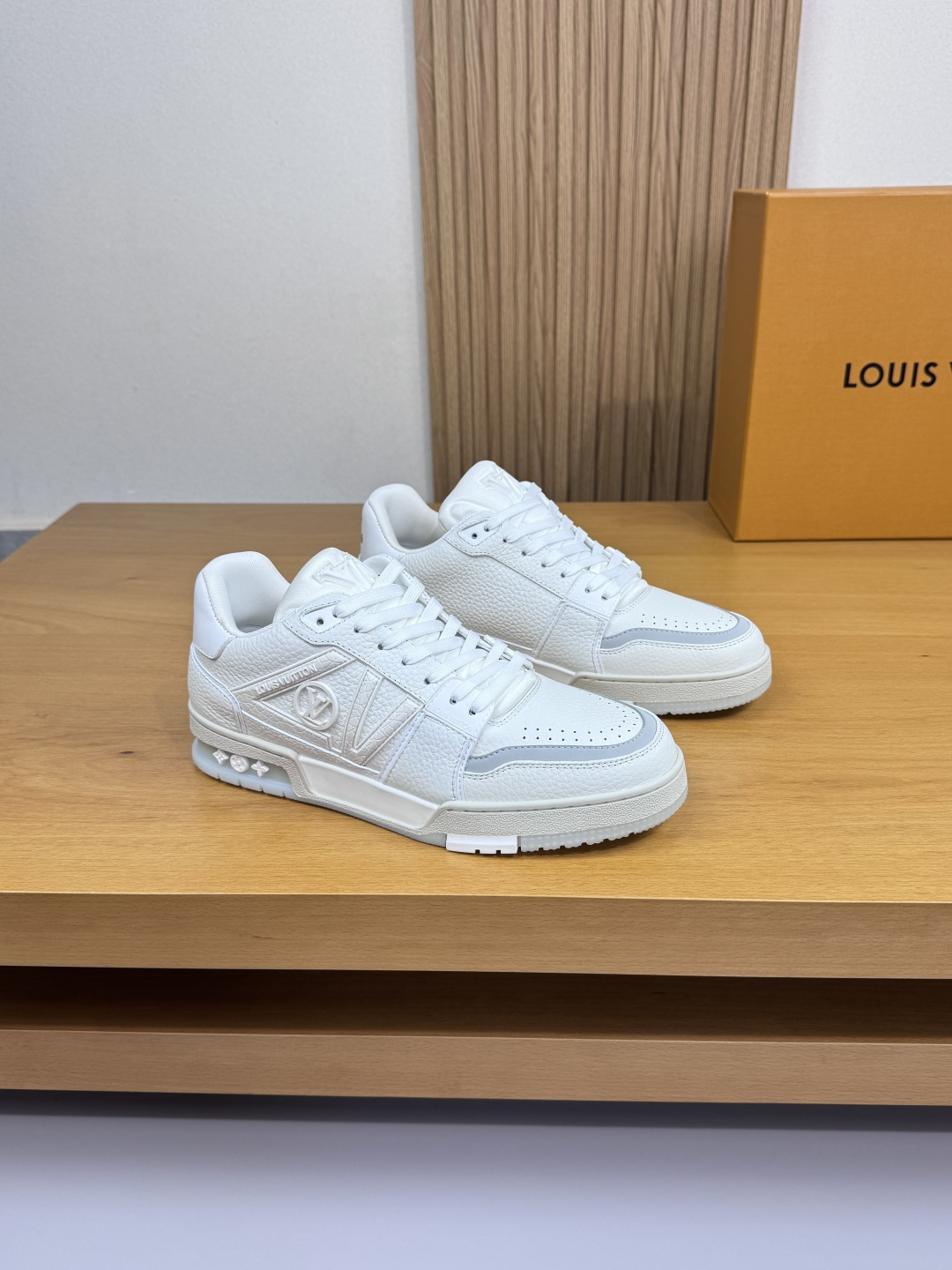 루이비통(LV) 리치 카프스킨 & 로고 스니커즈 신발