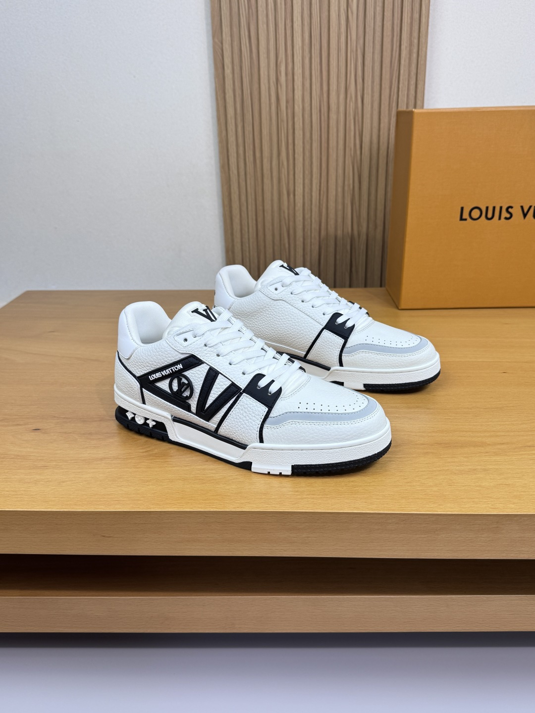 루이비통(LV) 리치 카프스킨 & 로고 스니커즈 신발
