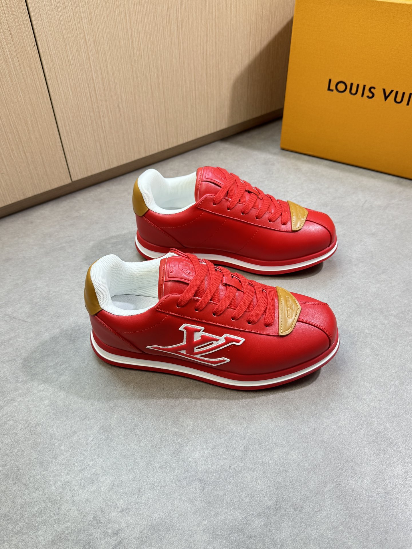 루이비통(LV) 나파 카프스킨 엠보싱 로고 스니커즈 신발