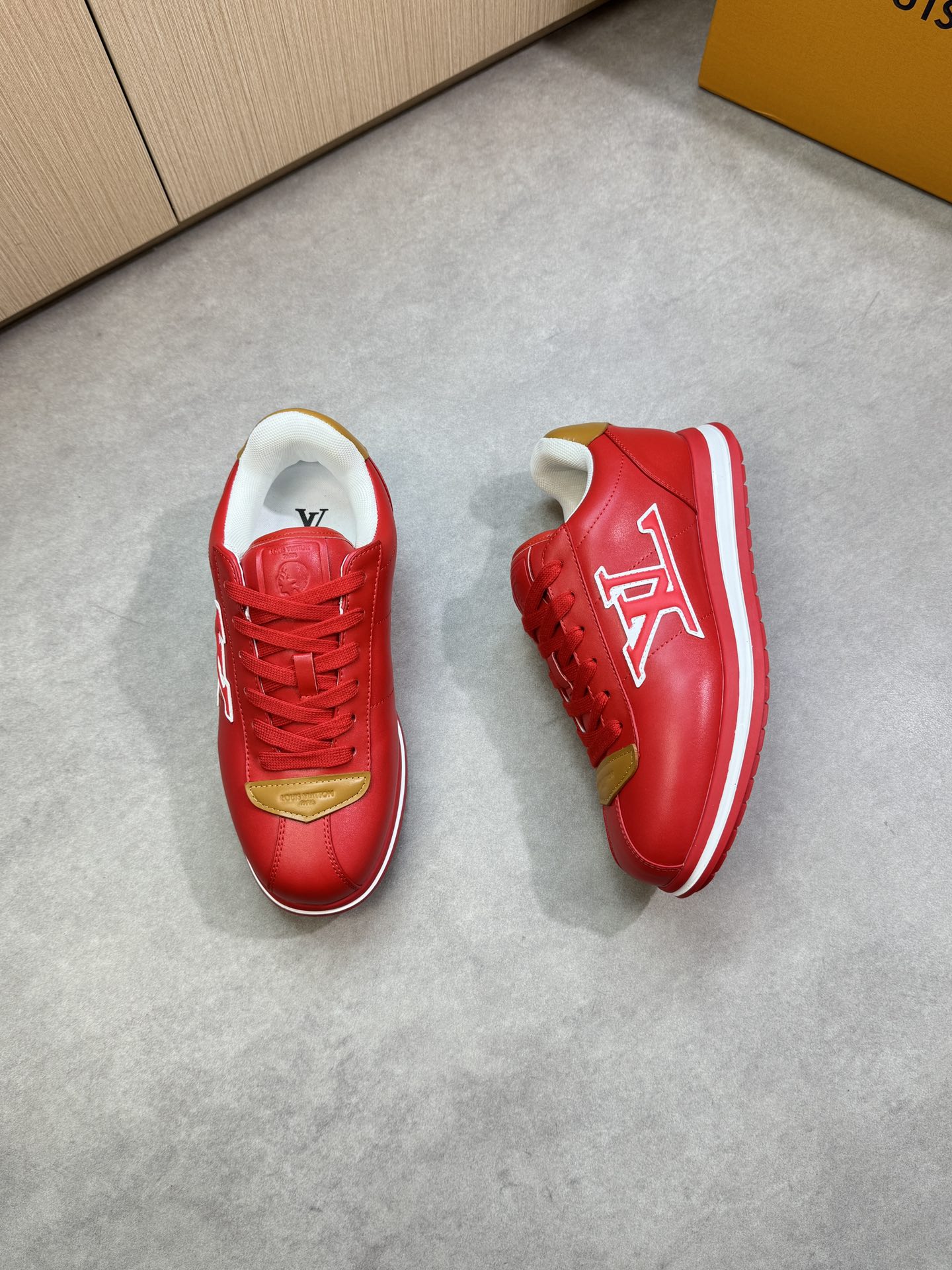 루이비통(LV) 나파 카프스킨 엠보싱 로고 스니커즈 신발