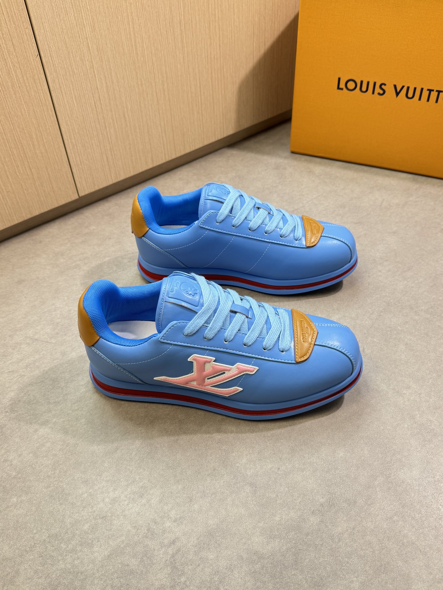 루이비통(LV) 나파 카프스킨 엠보싱 로고 스니커즈 신발