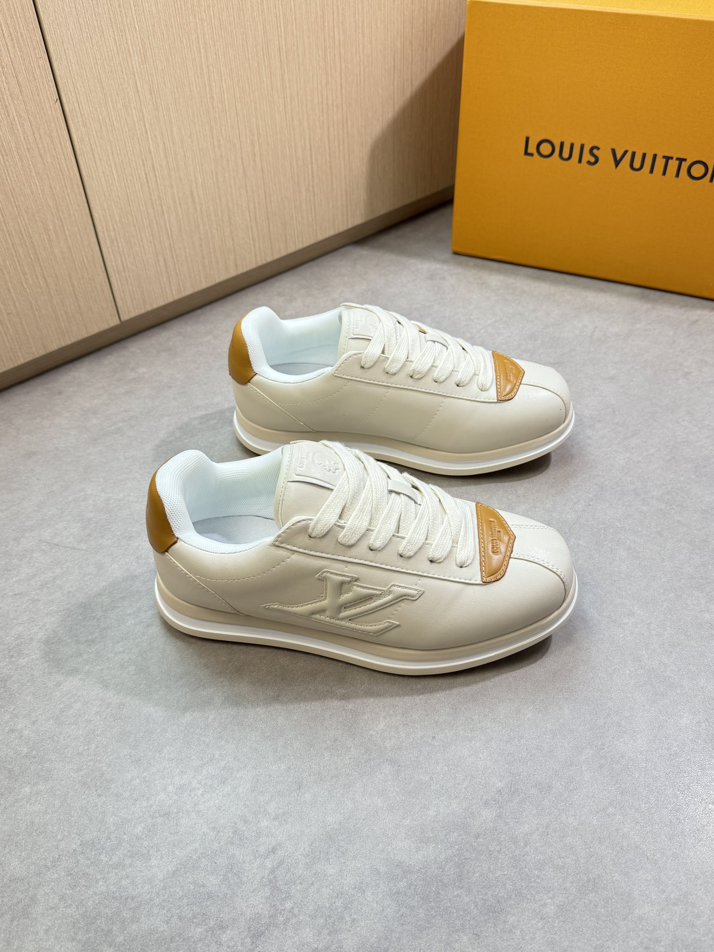 루이비통(LV) 나파 카프스킨 엠보싱 로고 스니커즈 신발