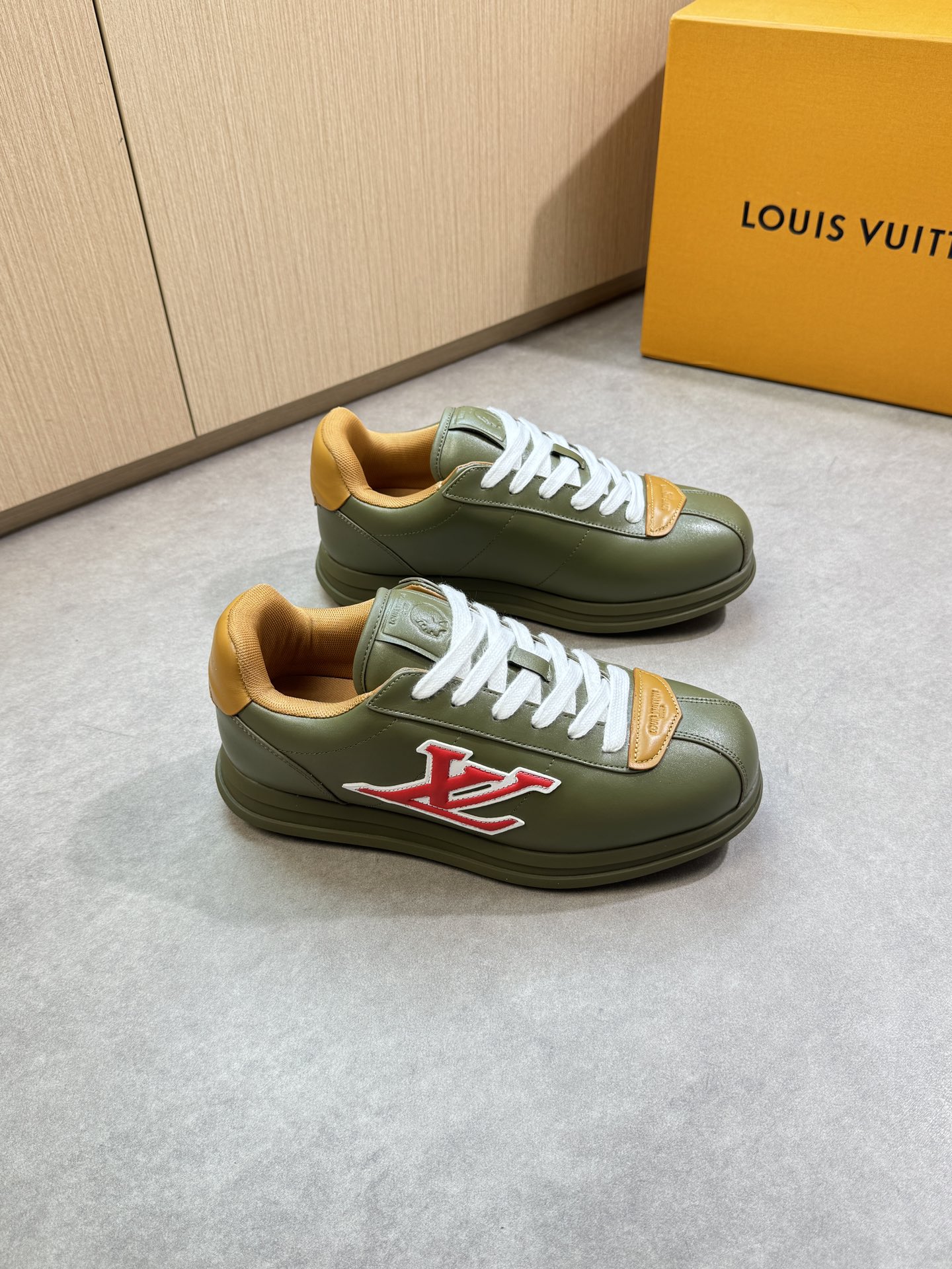 루이비통(LV) 나파 카프스킨 엠보싱 로고 스니커즈 신발