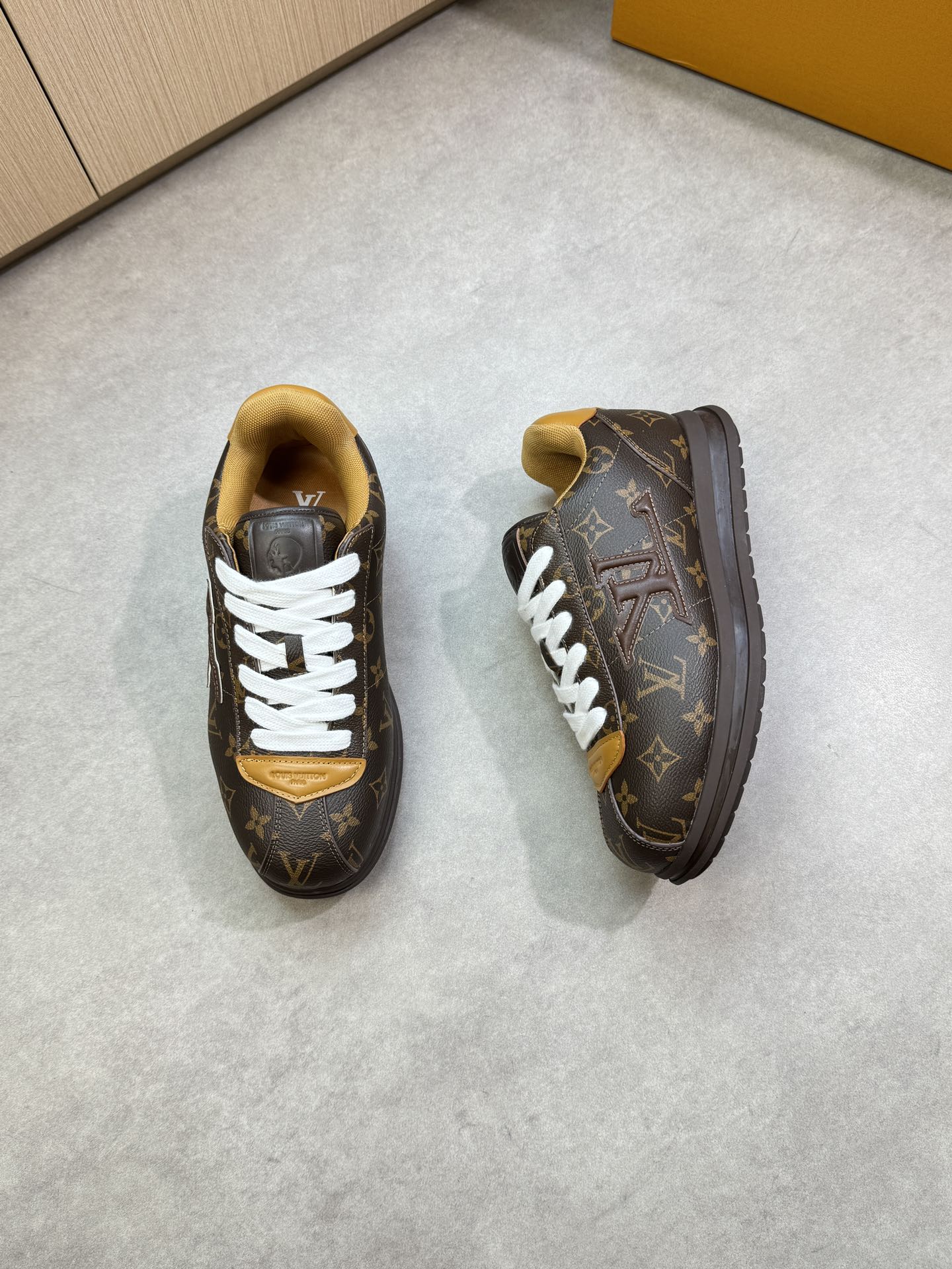 루이비통(LV) 3D 그래픽 나파 카프스킨 스니커즈 신발
