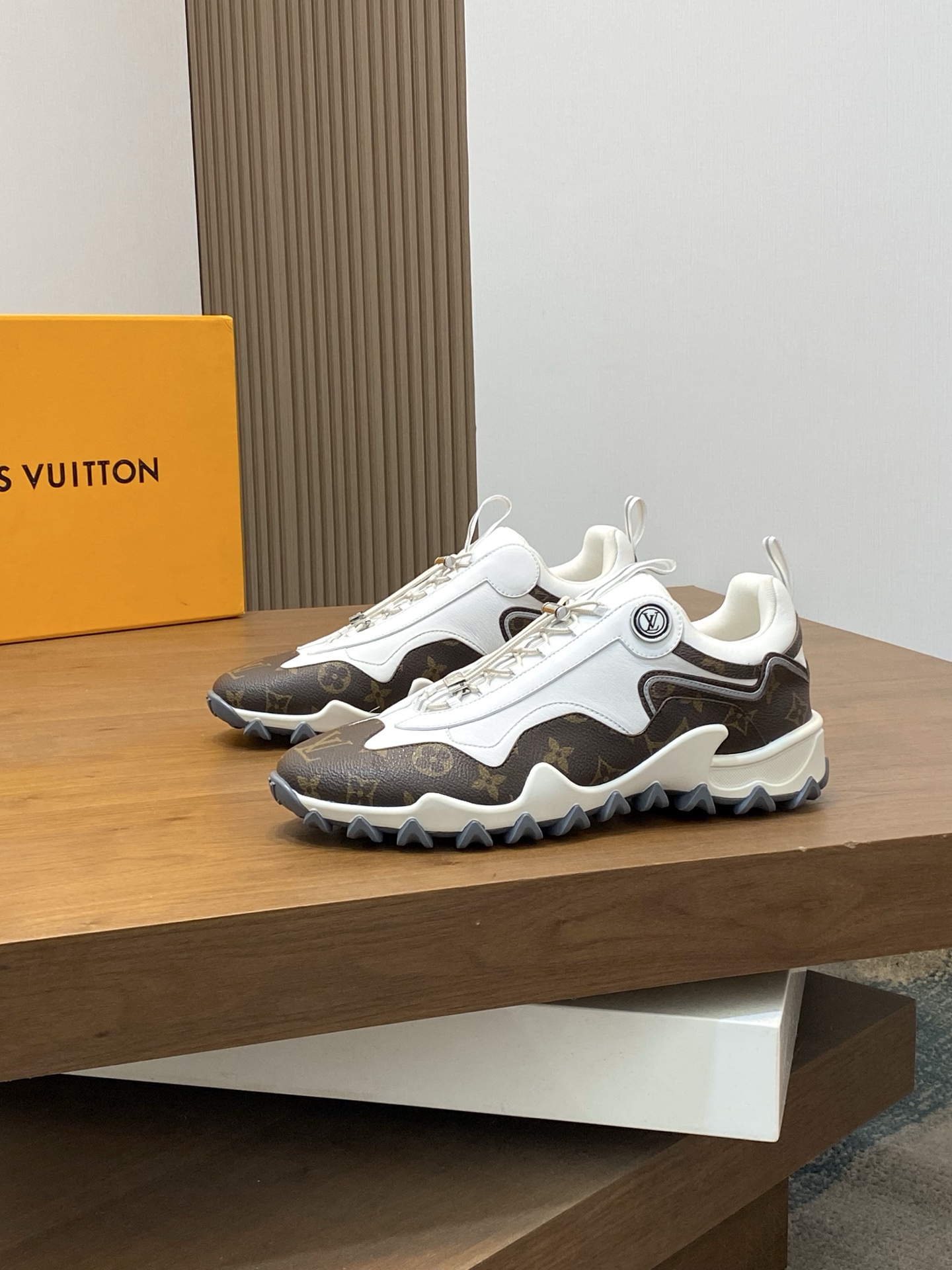 루이비통(LV) Rush 시리즈 테크니컬 스니커즈 신발