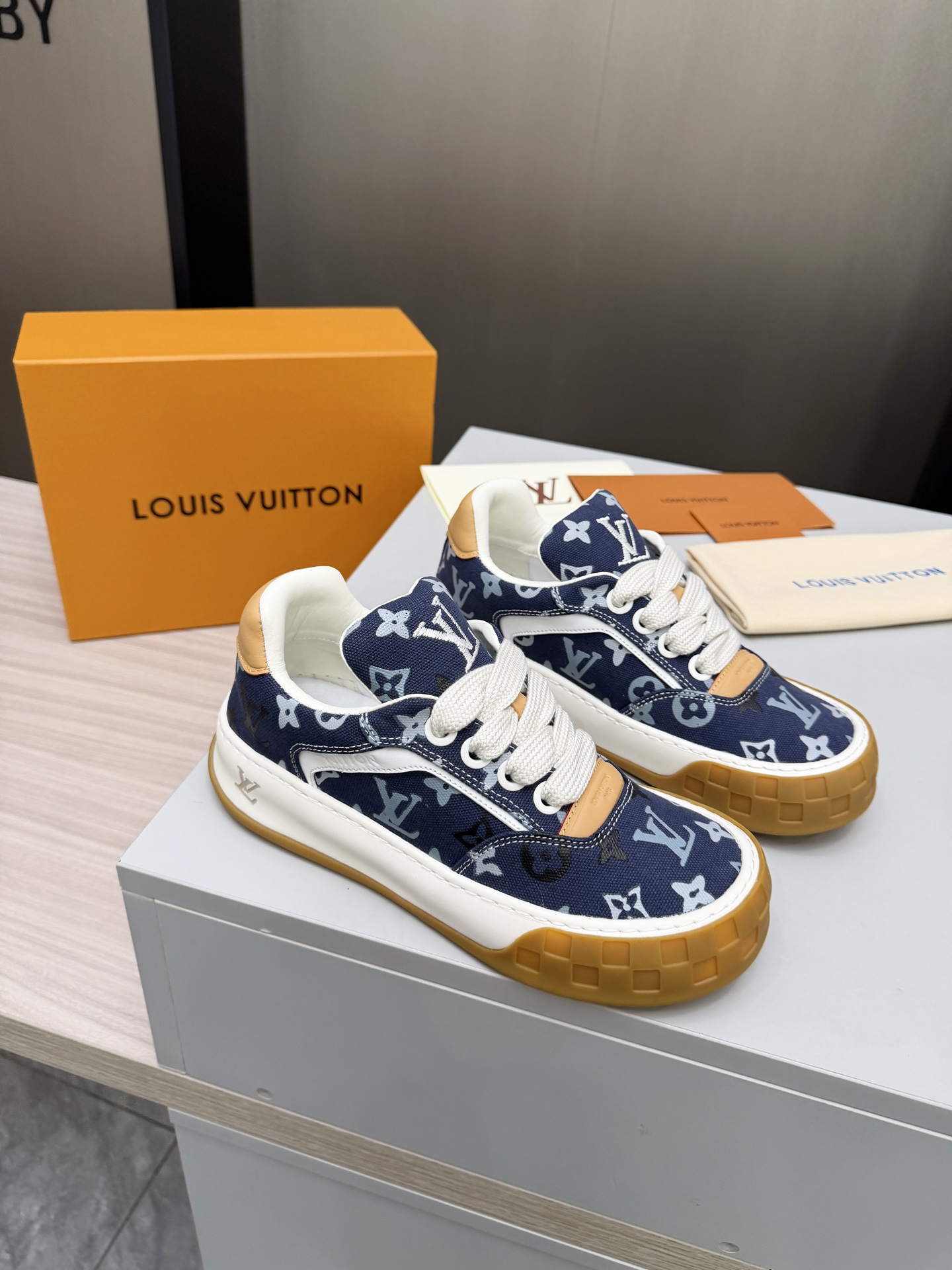 루이비통(LV) 카프스킨 스니커즈 신발