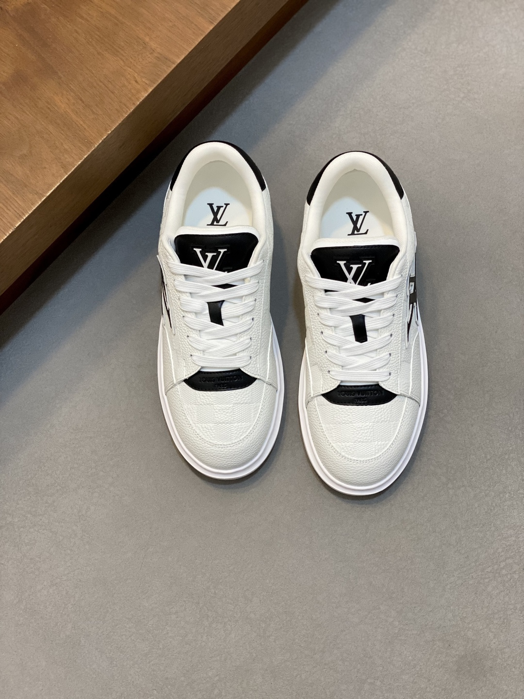 루이비통(LV) 이탈리아 카프스킨 믹스 스니커즈 신발