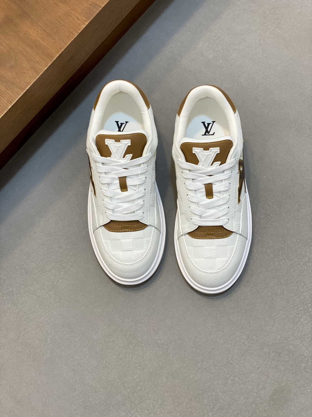 루이비통(LV) 이탈리아 카프스킨 믹스 스니커즈 신발