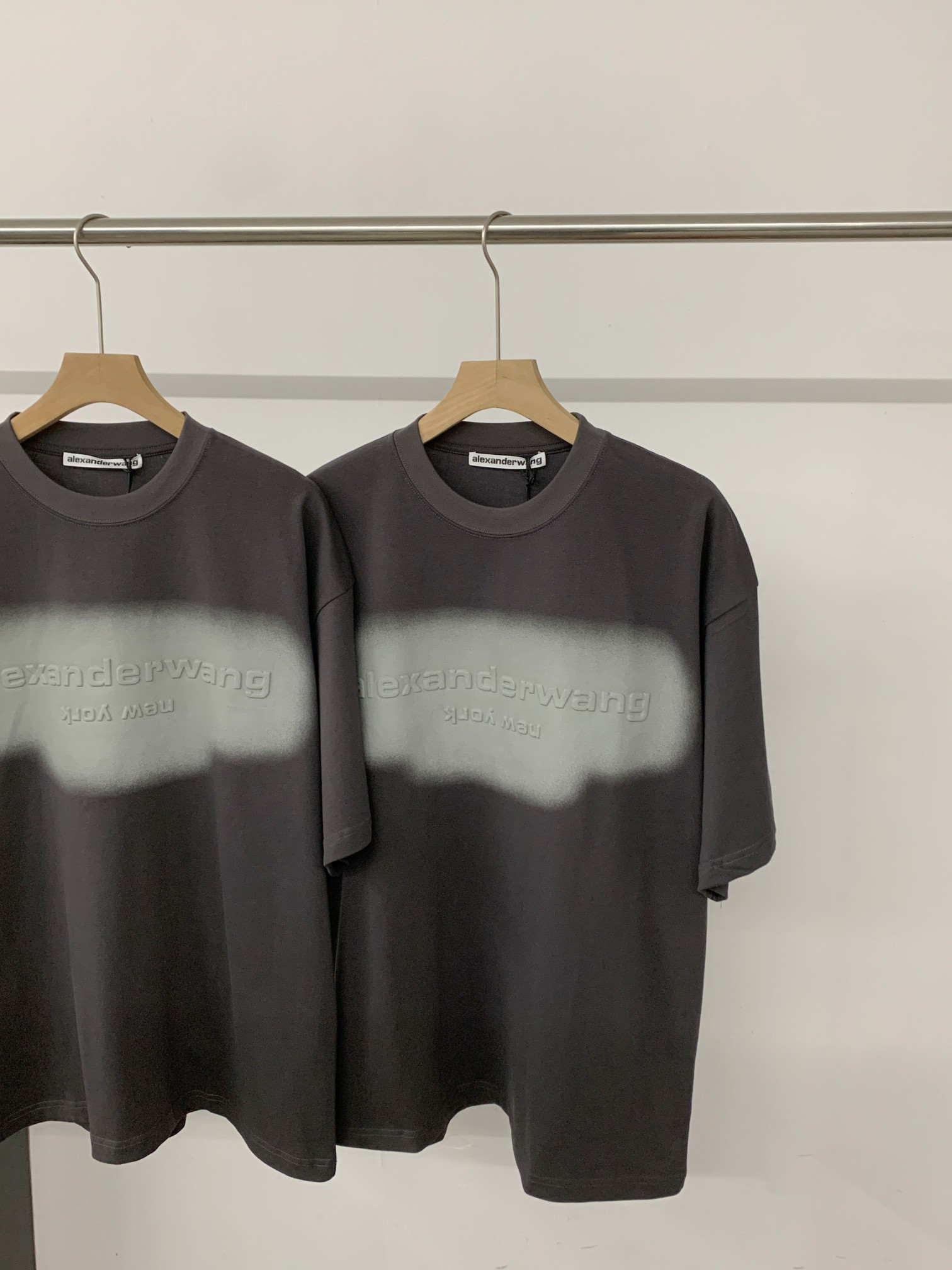 알렉산더왕(Alexander Wang) 압엠보 로고 반팔 티셔츠 의류