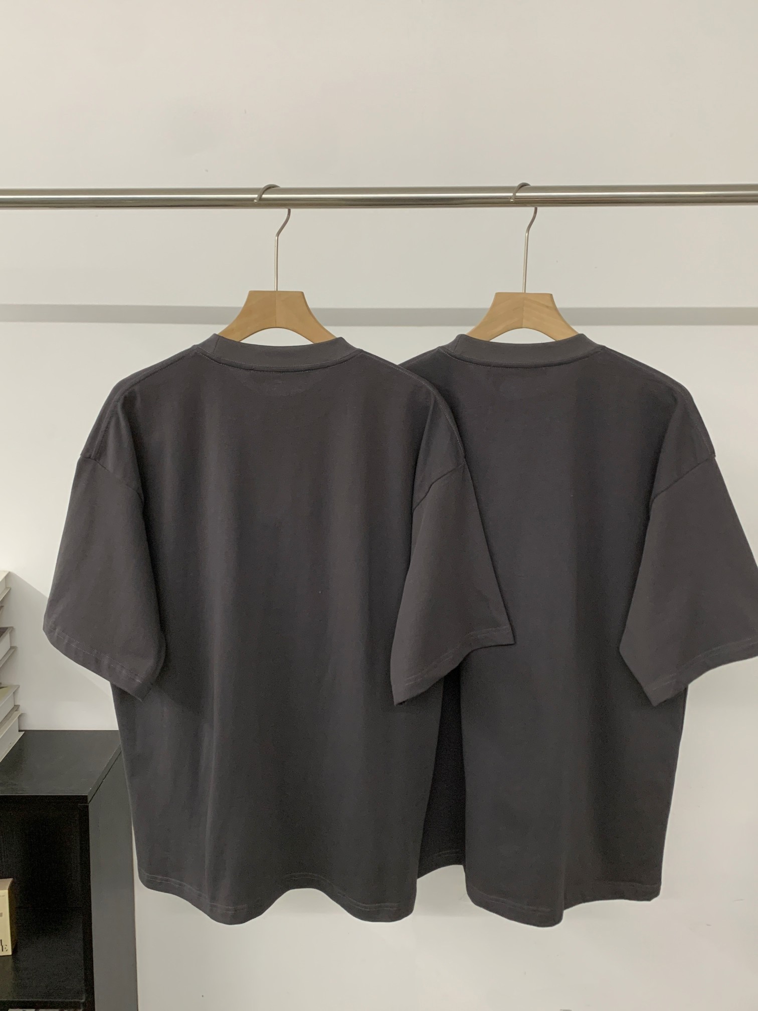 알렉산더왕(Alexander Wang) 압엠보 로고 반팔 티셔츠 의류