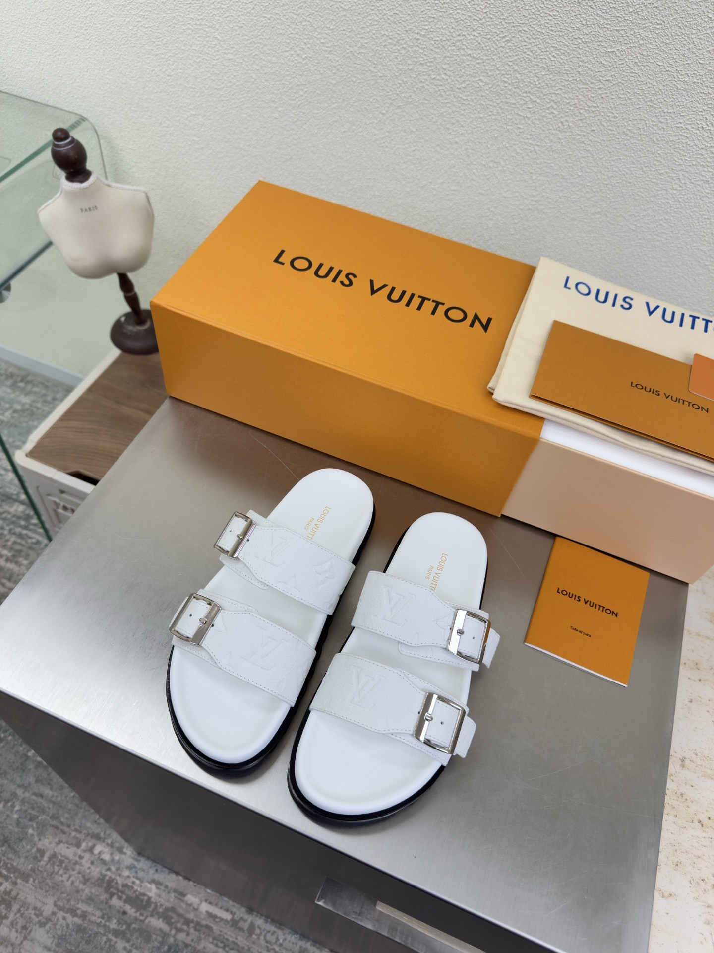 루이비통(LV) 금속 버클 더블 스트랩 슬리퍼 신발