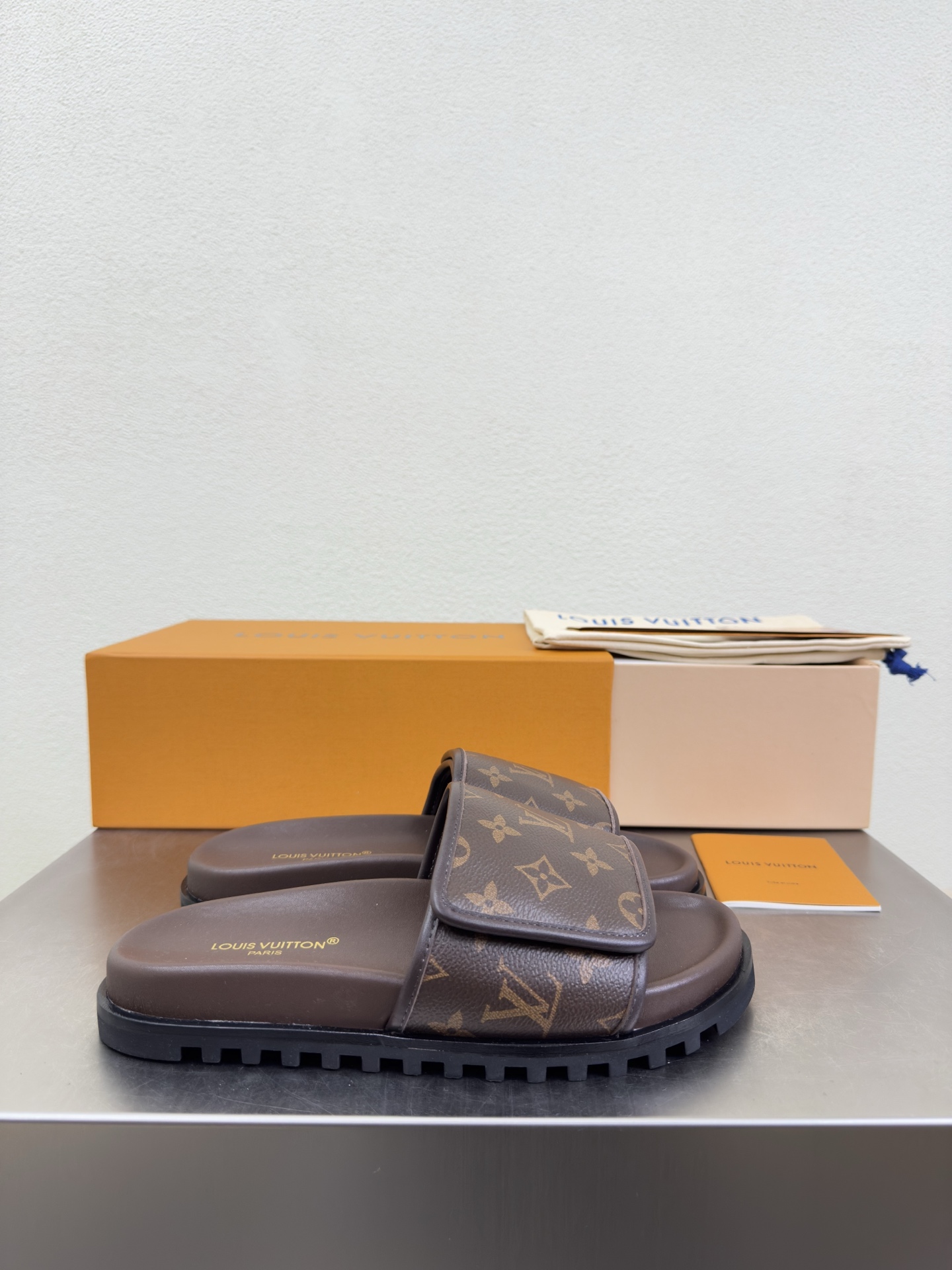 루이비통(LV) 벨크로 남성 슬리퍼 신발