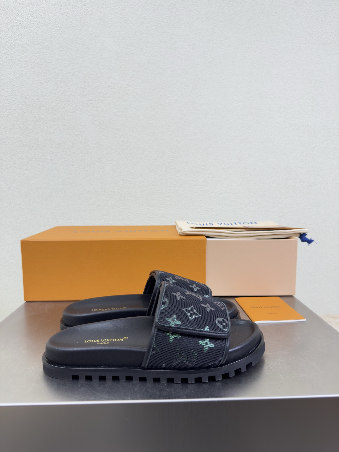 루이비통(LV) 벨크로 남성 슬리퍼 신발