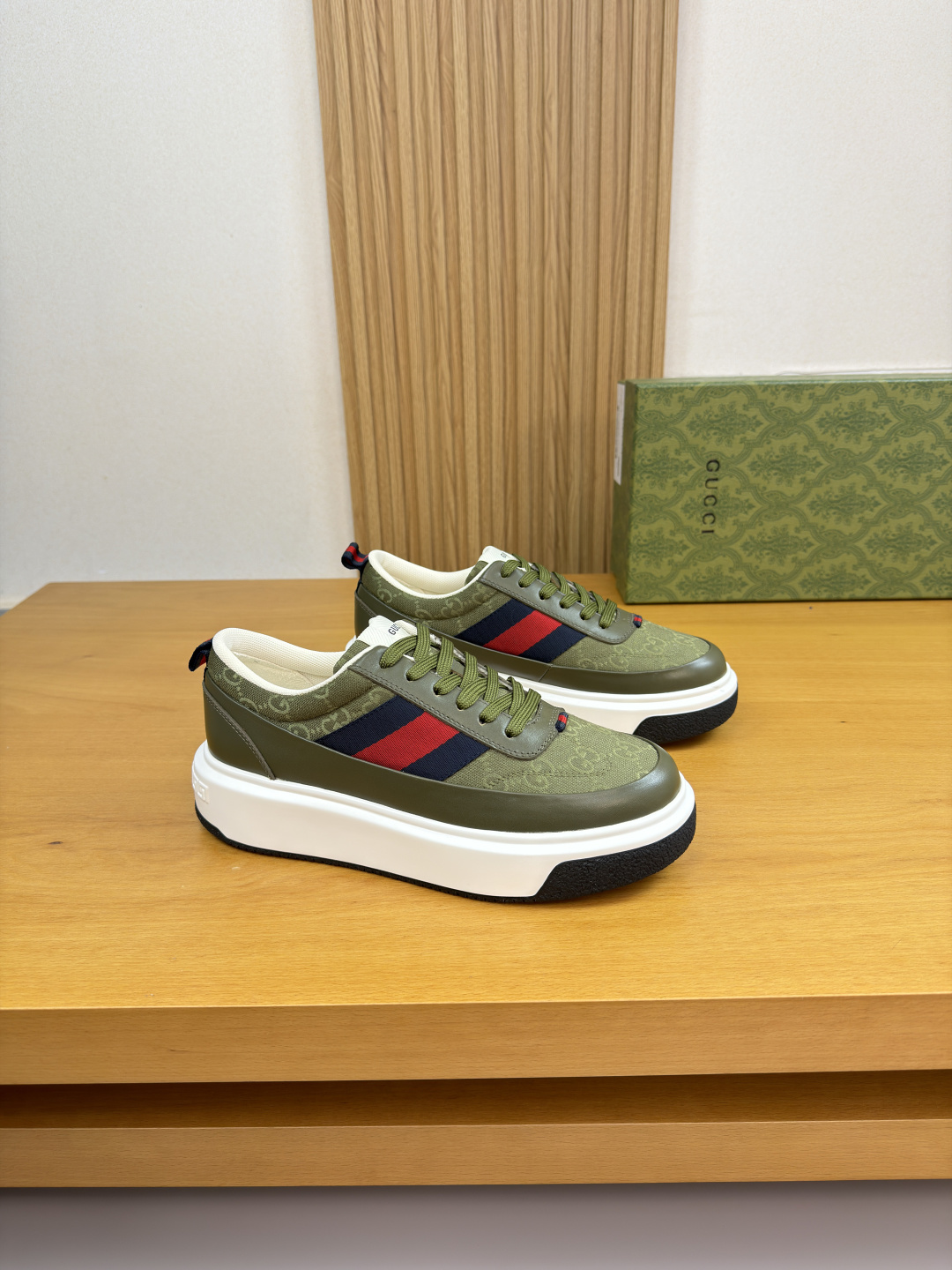 구찌(Gucci) 나파 카프스킨 & 토템 패브릭 스니커즈 신발