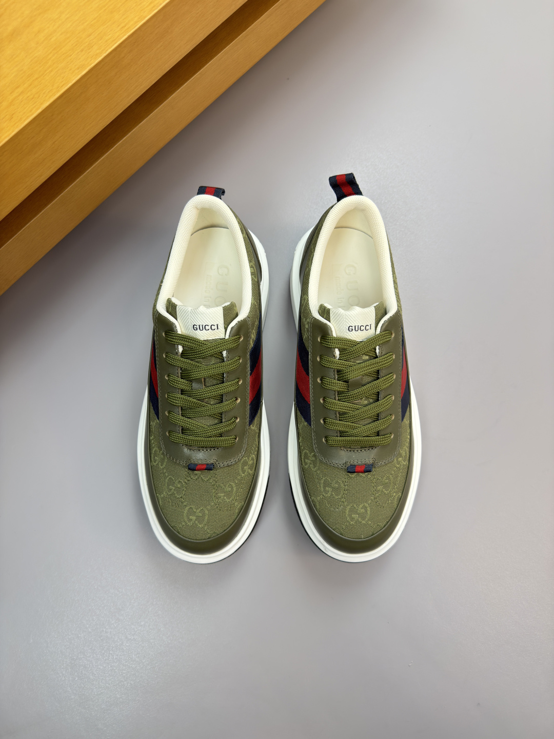 구찌(Gucci) 나파 카프스킨 & 토템 패브릭 스니커즈 신발