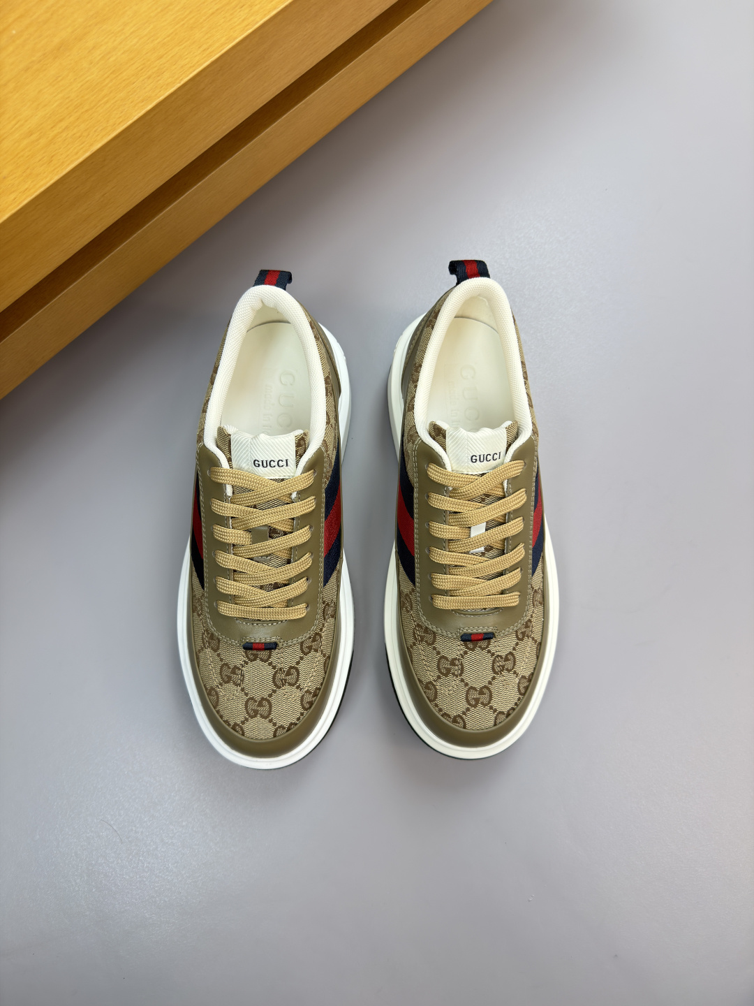 구찌(Gucci) 나파 카프스킨 & 토템 패브릭 스니커즈 신발