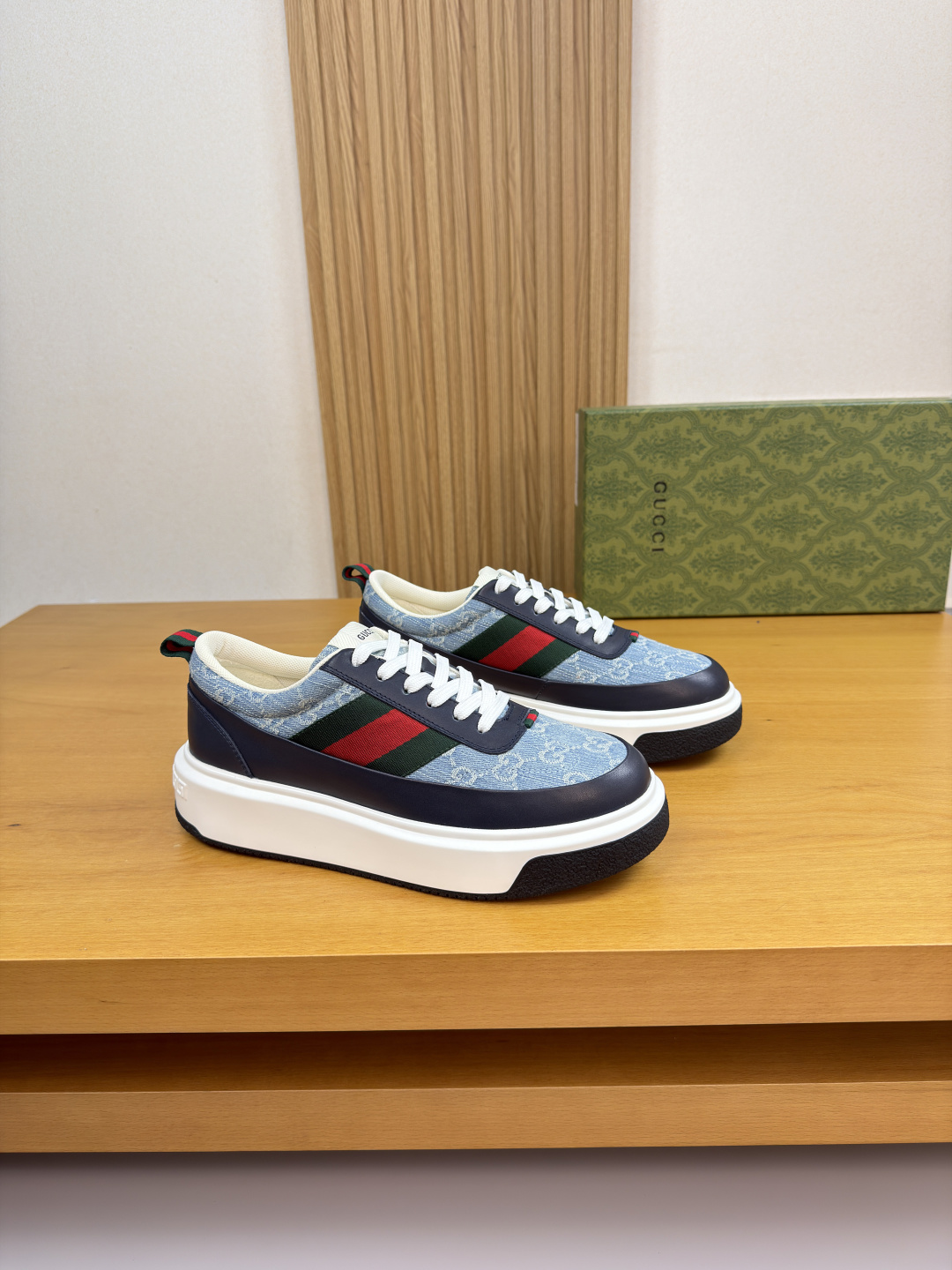 구찌(Gucci) 나파 카프스킨 & 토템 패브릭 스니커즈 신발