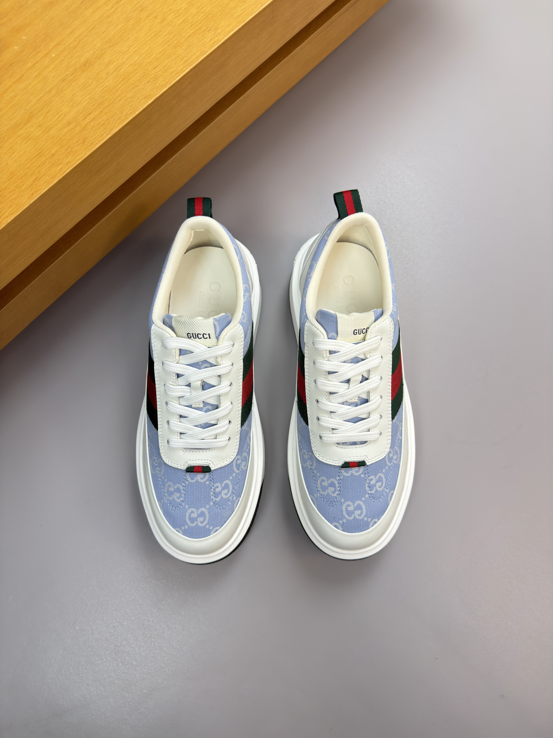 구찌(Gucci) 나파 카프스킨 & 토템 패브릭 스니커즈 신발