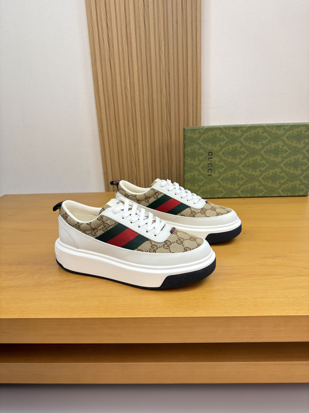 구찌(Gucci) 나파 카프스킨 & 토템 패브릭 스니커즈 신발