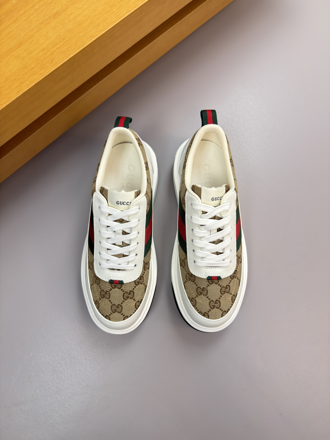 구찌(Gucci) 나파 카프스킨 & 토템 패브릭 스니커즈 신발