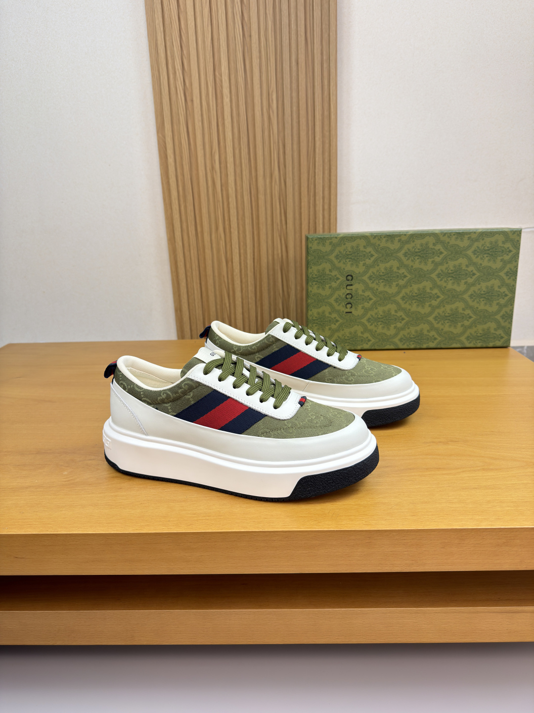 구찌(Gucci) 나파 카프스킨 & 토템 패브릭 스니커즈 신발