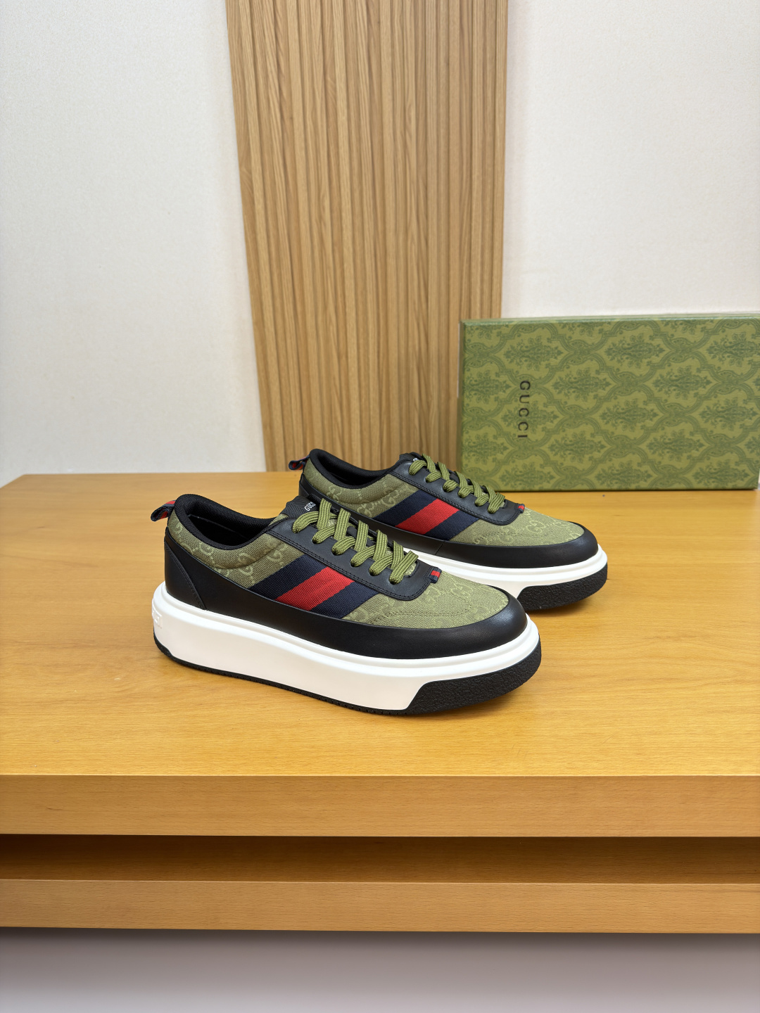 구찌(Gucci) 나파 카프스킨 & 토템 패브릭 스니커즈 신발