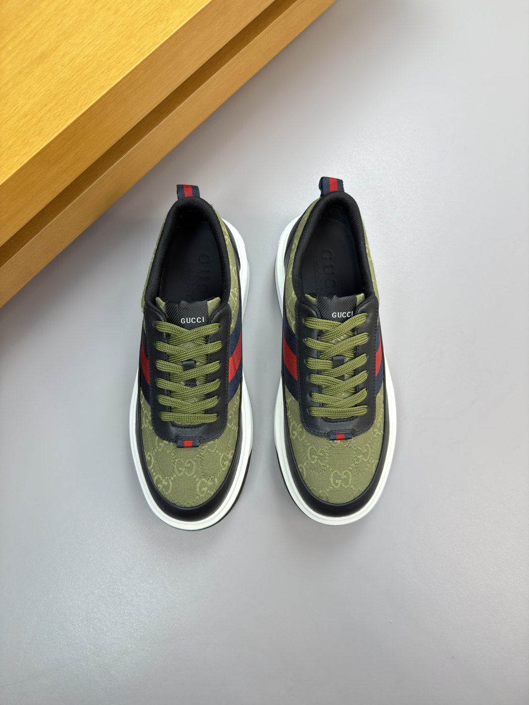 구찌(Gucci) 나파 카프스킨 & 토템 패브릭 스니커즈 신발