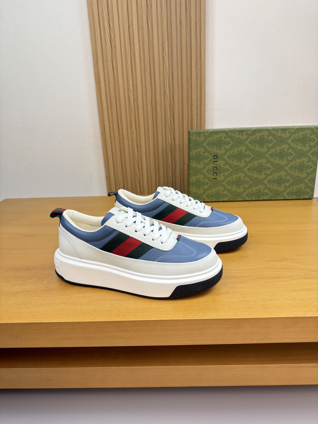 구찌(Gucci) 나파 카프스킨 & 토템 패브릭 스니커즈 신발