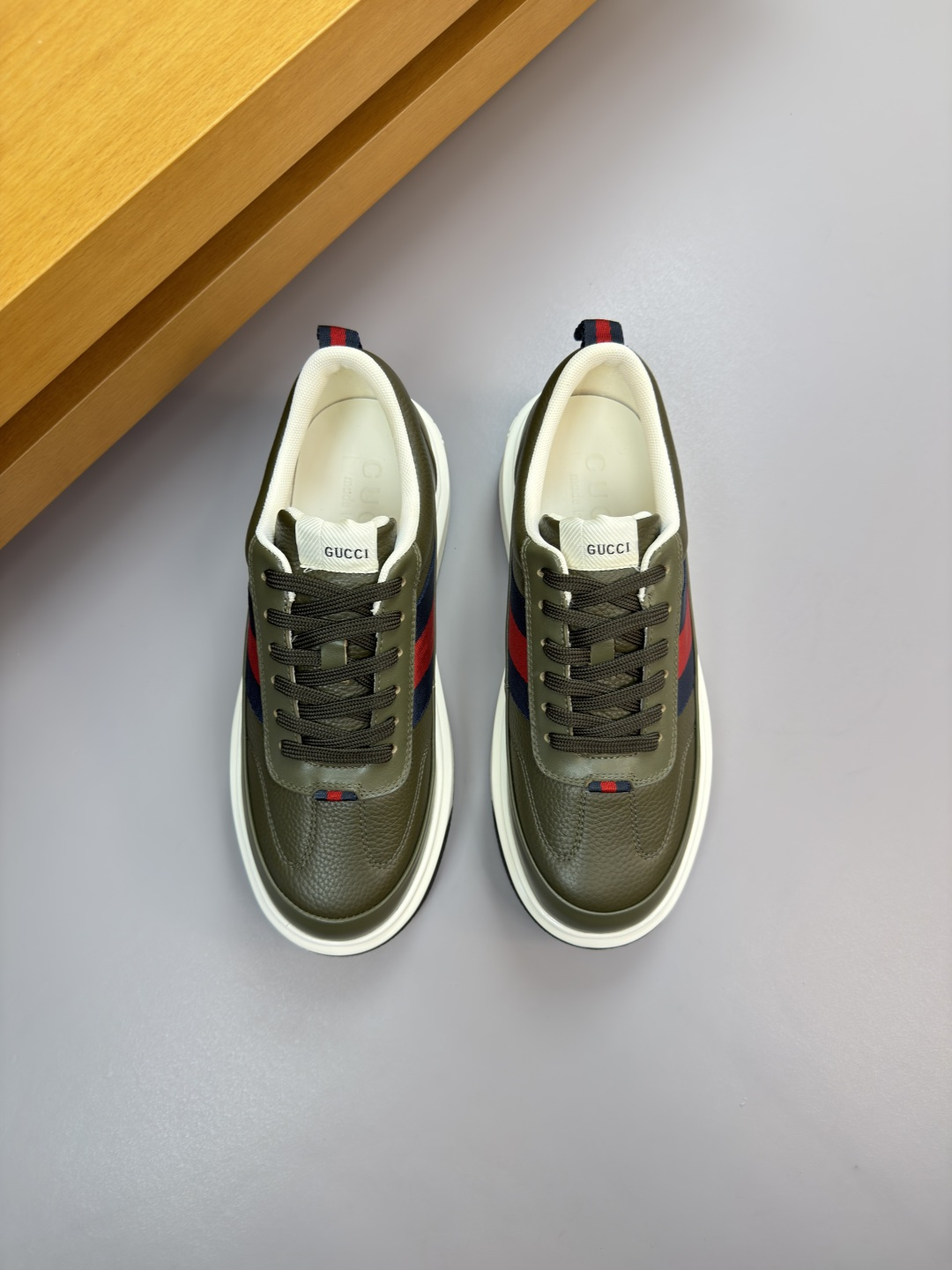 구찌(Gucci) 나파 카프스킨 & 토템 패브릭 스니커즈 신발