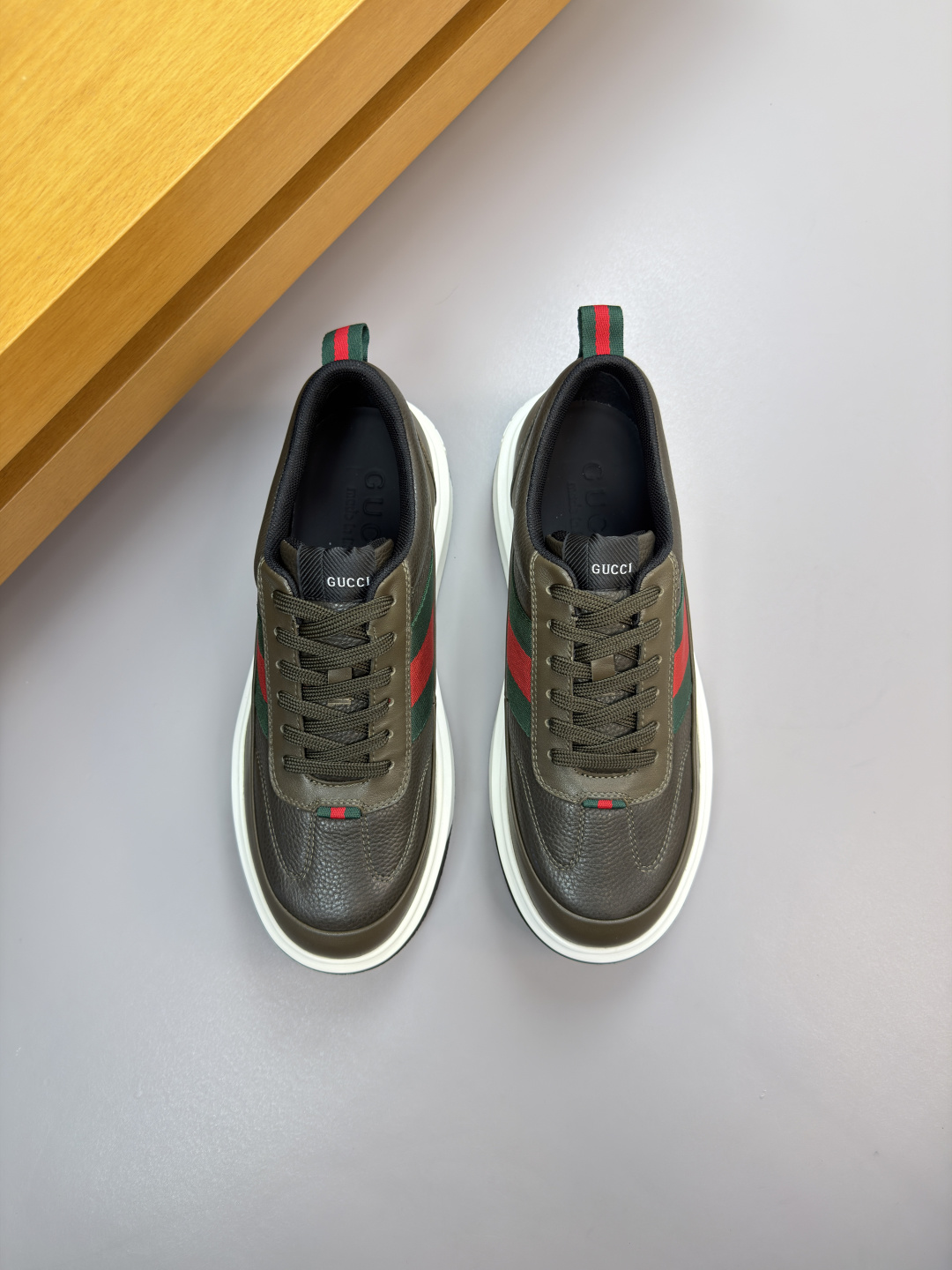 구찌(Gucci) 나파 카프스킨 & 토템 패브릭 스니커즈 신발