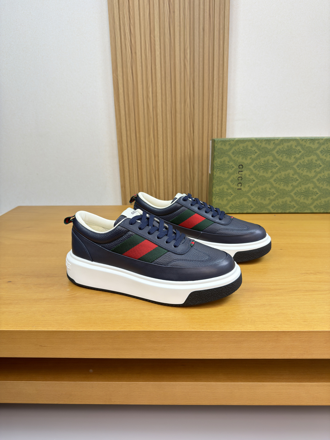 구찌(Gucci) 나파 카프스킨 & 토템 패브릭 스니커즈 신발