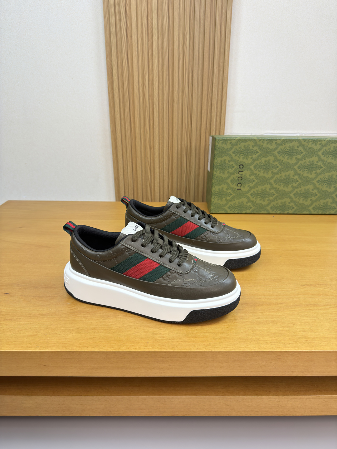 구찌(Gucci) 나파 카프스킨 & 엠보 토템 스니커즈 신발