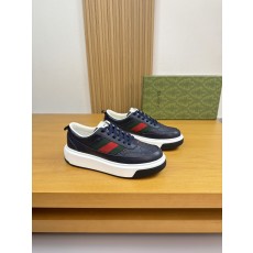 구찌(Gucci) 나파 카프스킨 & 엠보 토템 스니커즈 신발