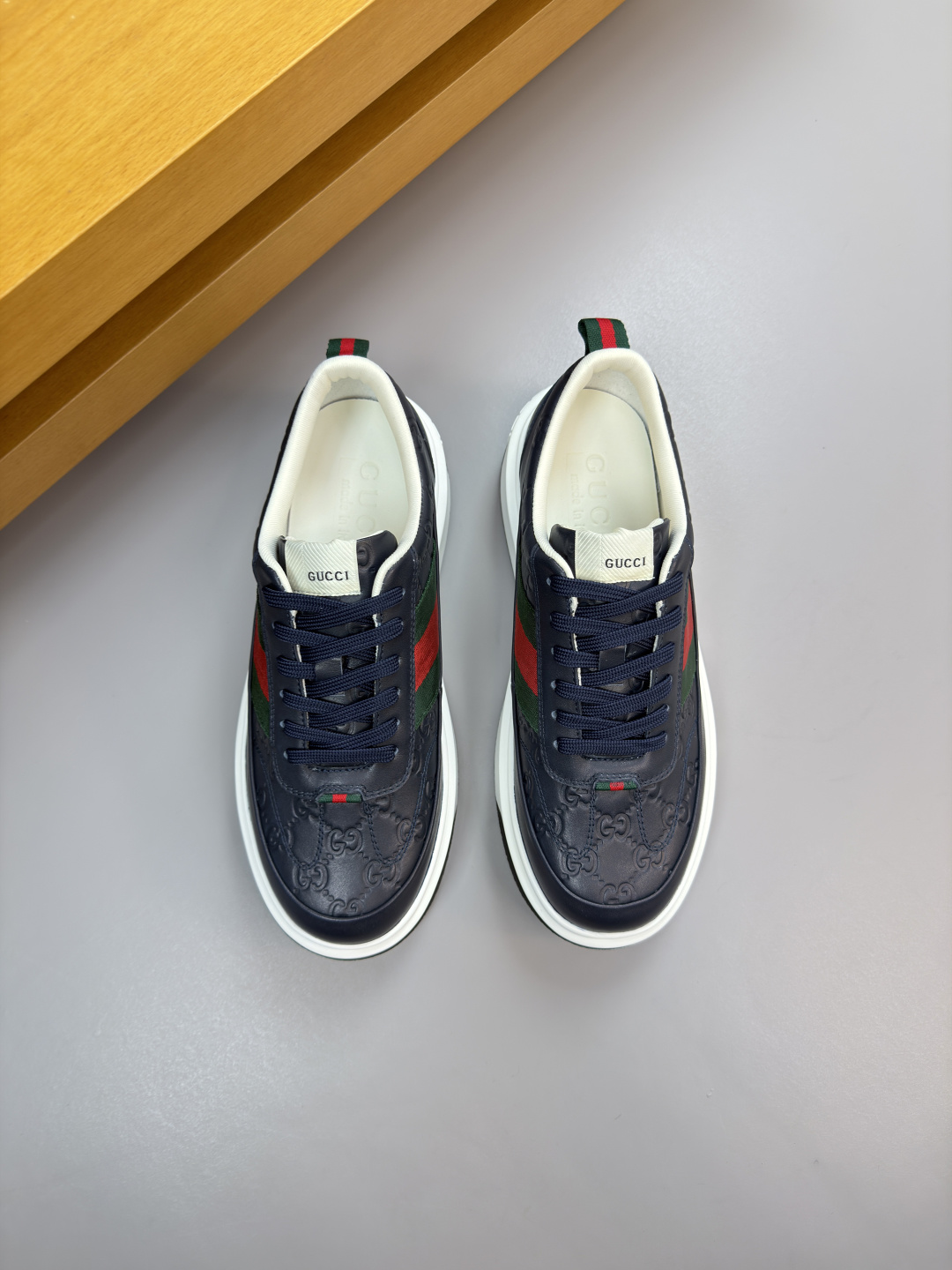 구찌(Gucci) 나파 카프스킨 & 엠보 토템 스니커즈 신발