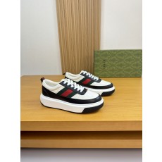 구찌(Gucci) 나파 카프스킨 & 엠보 토템 스니커즈 신발