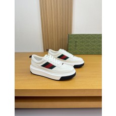 구찌(Gucci) 나파 카프스킨 & 엠보 토템 스니커즈 신발