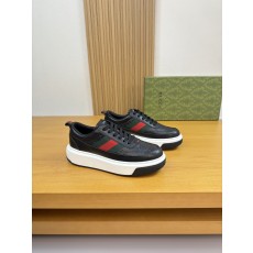 구찌(Gucci) 나파 카프스킨 & 엠보 토템 스니커즈 신발