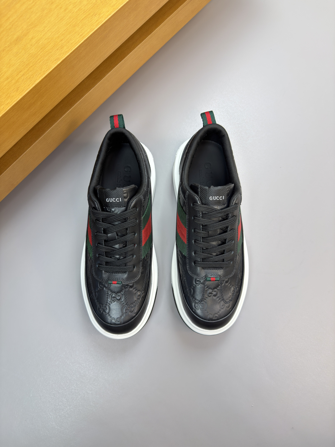 구찌(Gucci) 나파 카프스킨 & 엠보 토템 스니커즈 신발