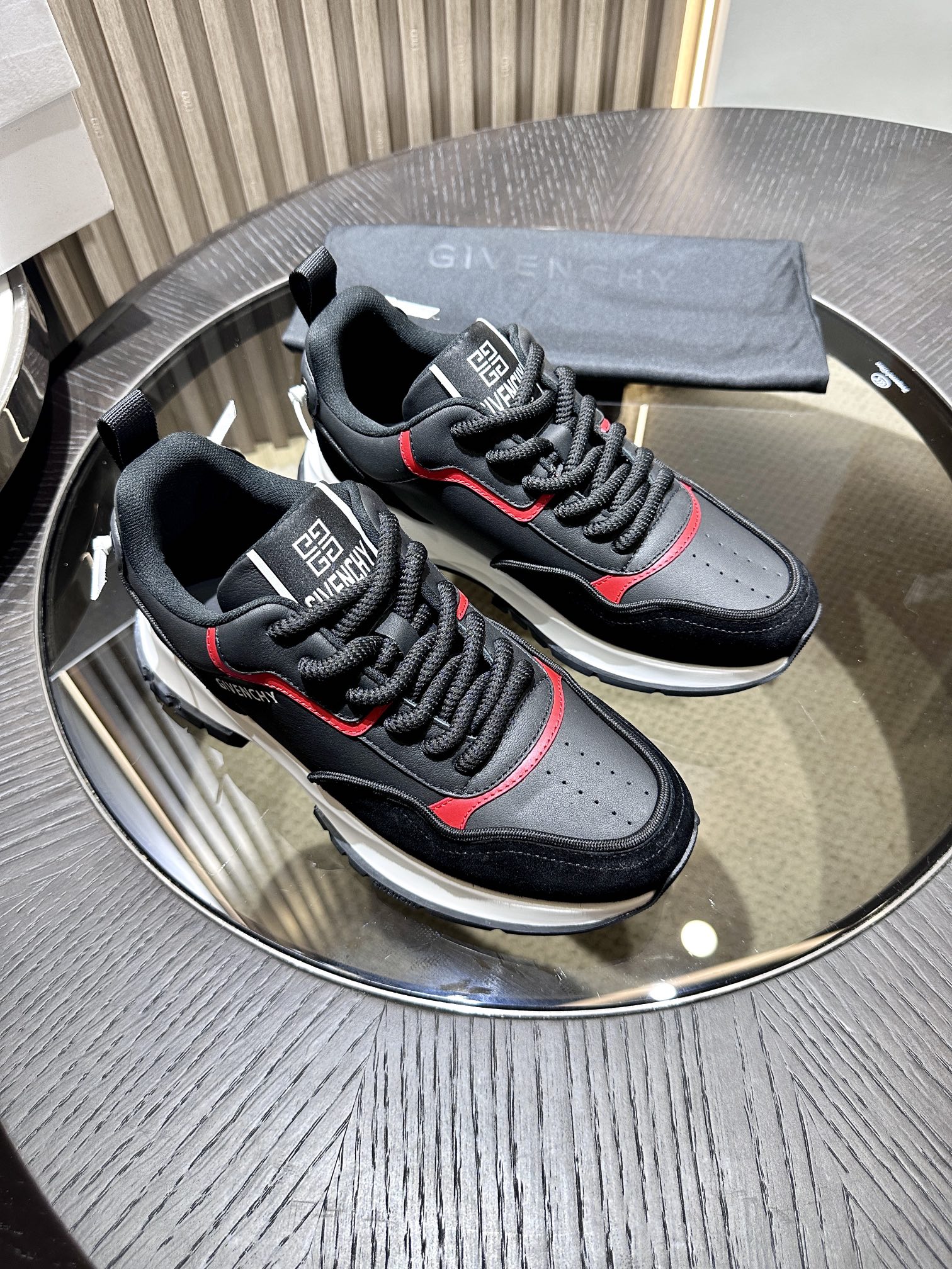 지방시(Givenchy) 스무스 & 펀칭 카프스킨 스니커즈 신발