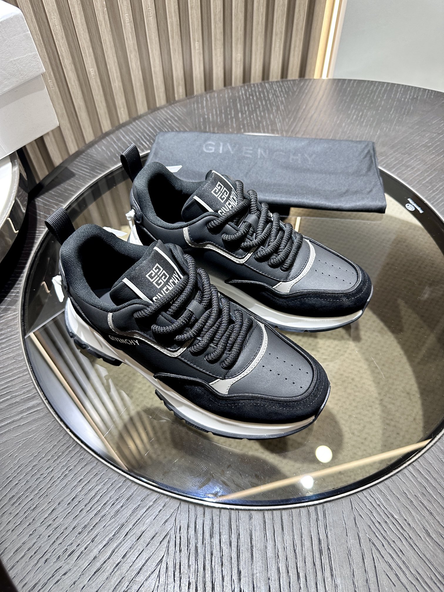 지방시(Givenchy) 스무스 & 펀칭 카프스킨 스니커즈 신발