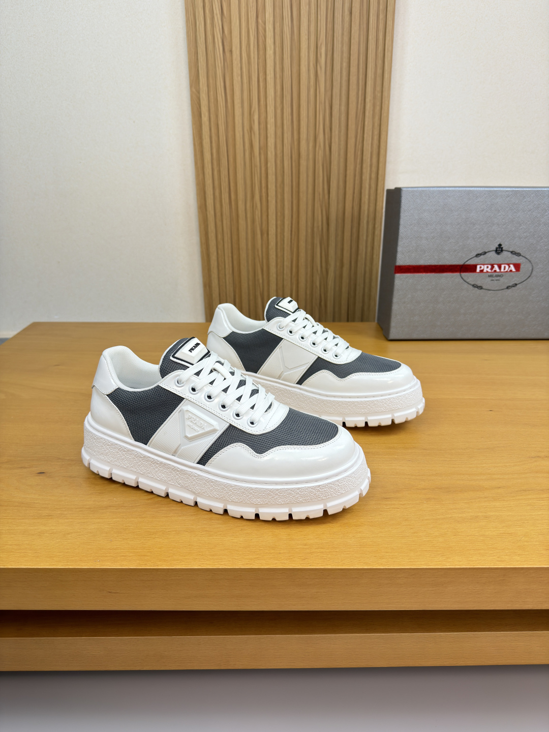 프라다(Prada) 폴리시드 카프스킨 & 캔버스 스니커즈 신발