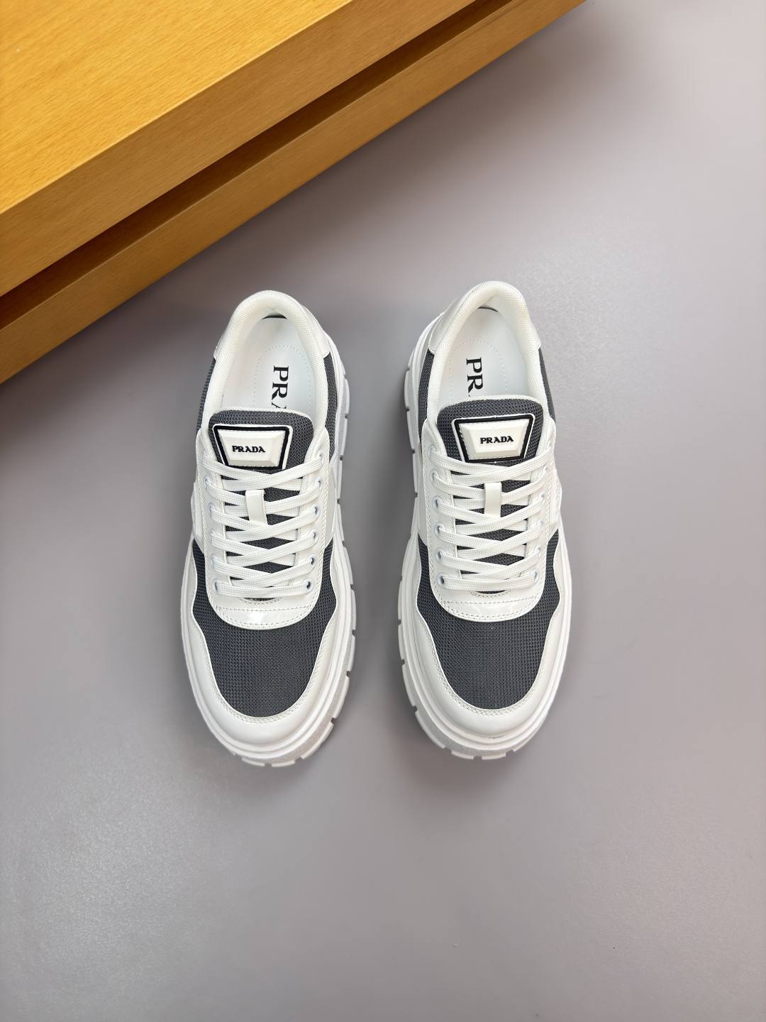 프라다(Prada) 폴리시드 카프스킨 & 캔버스 스니커즈 신발