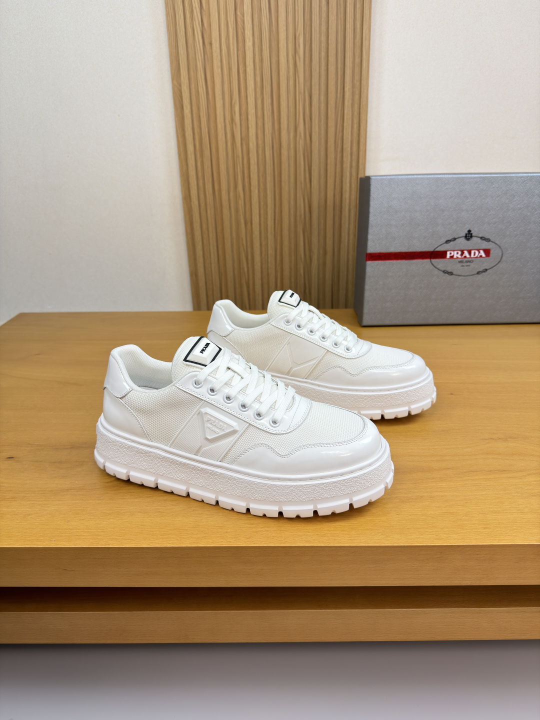 프라다(Prada) 폴리시드 카프스킨 & 캔버스 스니커즈 신발