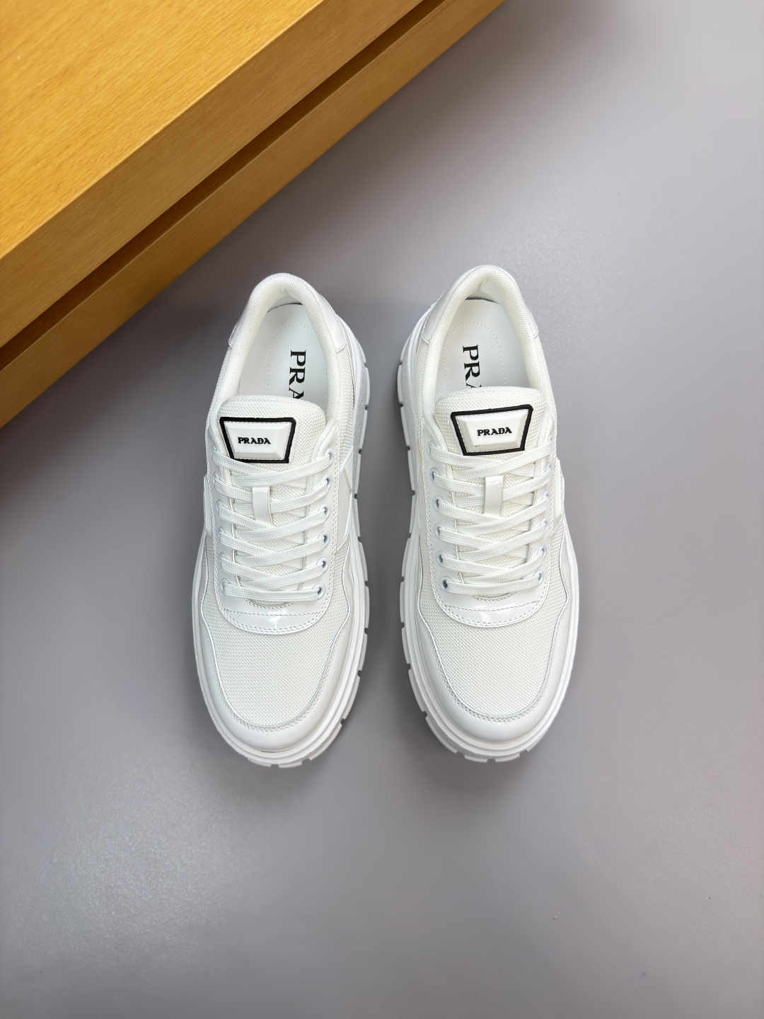 프라다(Prada) 폴리시드 카프스킨 & 캔버스 스니커즈 신발