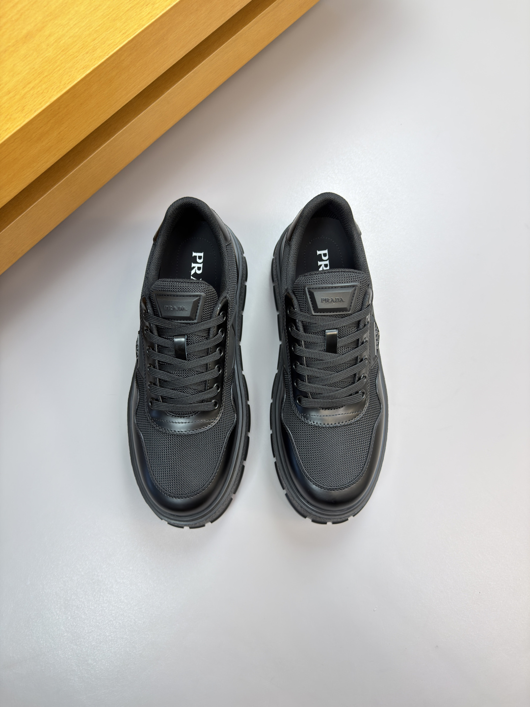 프라다(Prada) 폴리시드 카프스킨 & 캔버스 스니커즈 신발