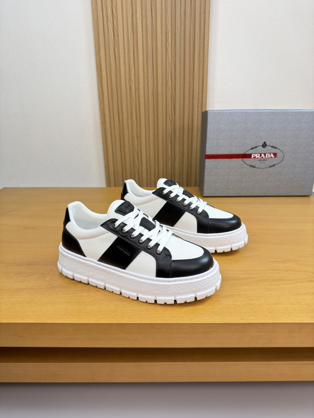 프라다(Prada) 폴리시드 카프스킨 & 캔버스 스니커즈 신발